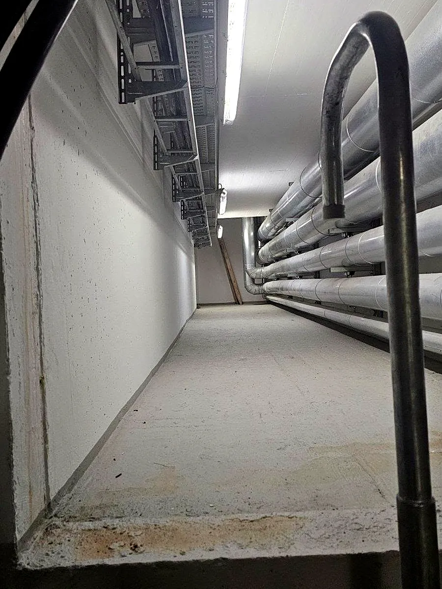 Tehnički kanal s cijevima i kabelskim policama